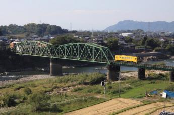 노랑색 전철과 철도가 보이는 풍경